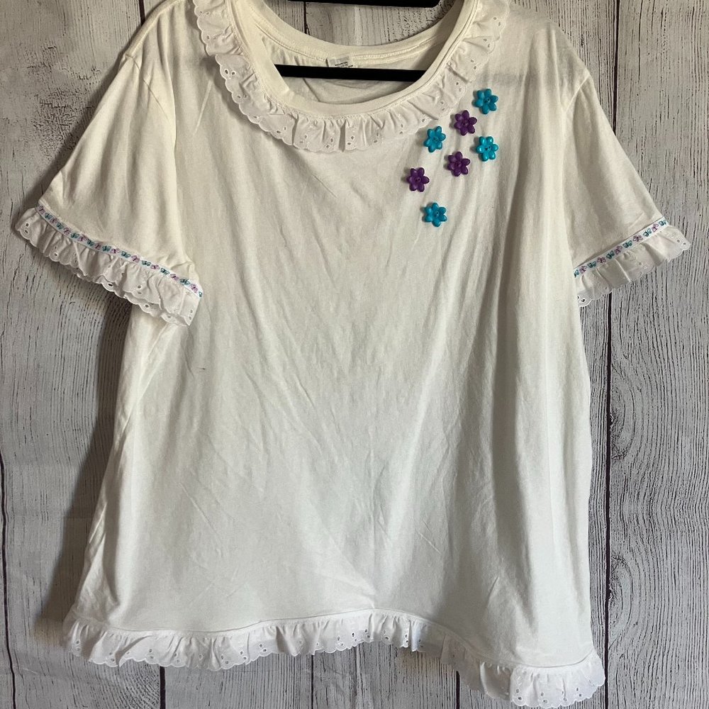 261 scoop neck tee with lace trim and button accents `